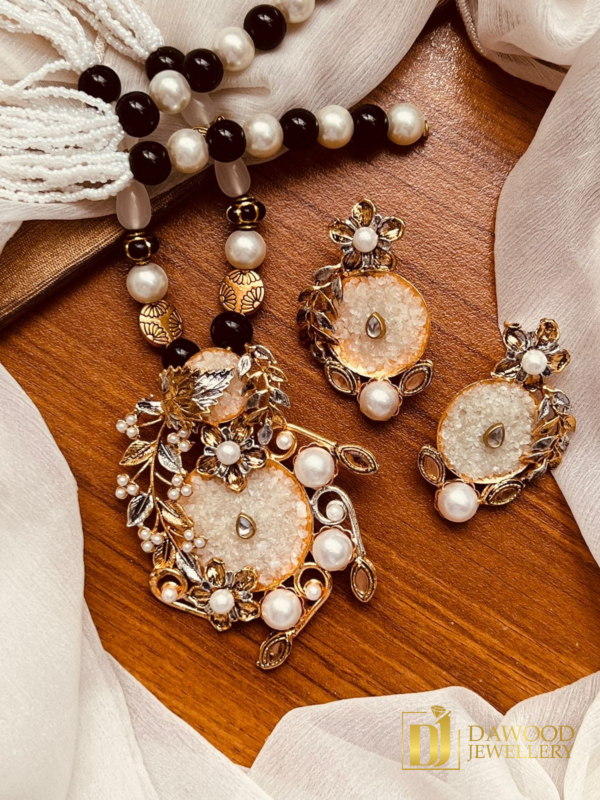 Crush Stones Flowers Handmade Maala - Image 3